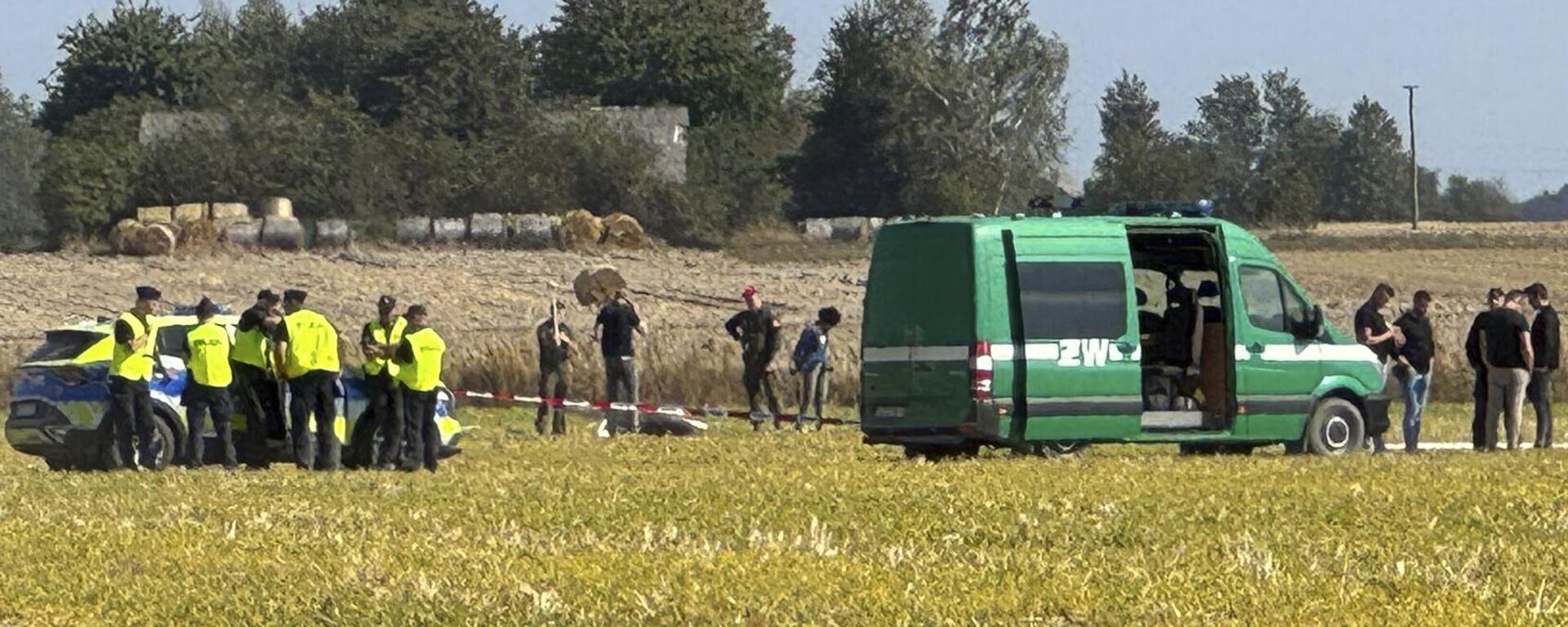 Police and Military Police secure parts of a damaged UAV shot down by Polish authorities lie at a site in Wohyn, Poland, Wednesday, Sept. 10, 2025. (AP Photo/Rafal Niedzielski) - Sputnik Türkiye, 1920, 10.09.2025