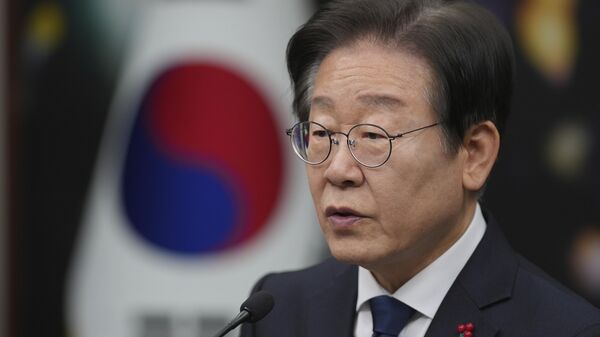 South Korea's Lee Jae-myung speaks during a press conference on removal of President Yoon Suk Yeol from office, at the party office at the National Assembly building in Seoul, South Korea, Sunday, Dec. 15, 2024.  - Sputnik Türkiye