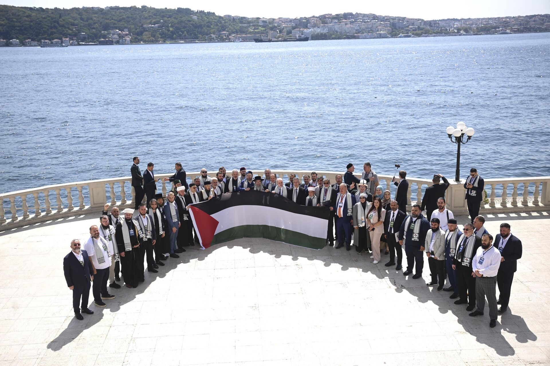 Filistin için Uluslararası Yuvarlak Masa İstanbul'da toplandı: 'ABD, İsrail'in ortağı ve Müslümanlar sessizlik krizinde' - Sputnik Türkiye, 1920, 11.09.2025