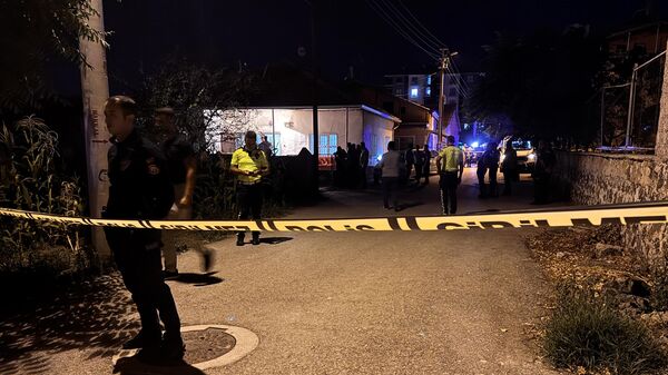 Aksaray'da bir kişi tartıştığı komşusunu, kendi annesini ve kardeşini vurduktan sonra intihar girişiminde bulundu - Sputnik Türkiye