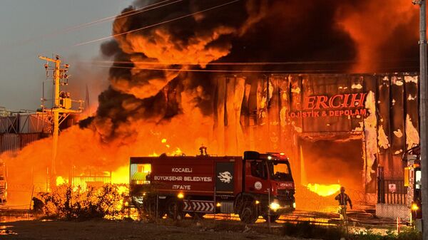 Kocaeli'de lojistik deposunda çıkan yangına müdahale ediliyor - Sputnik Türkiye