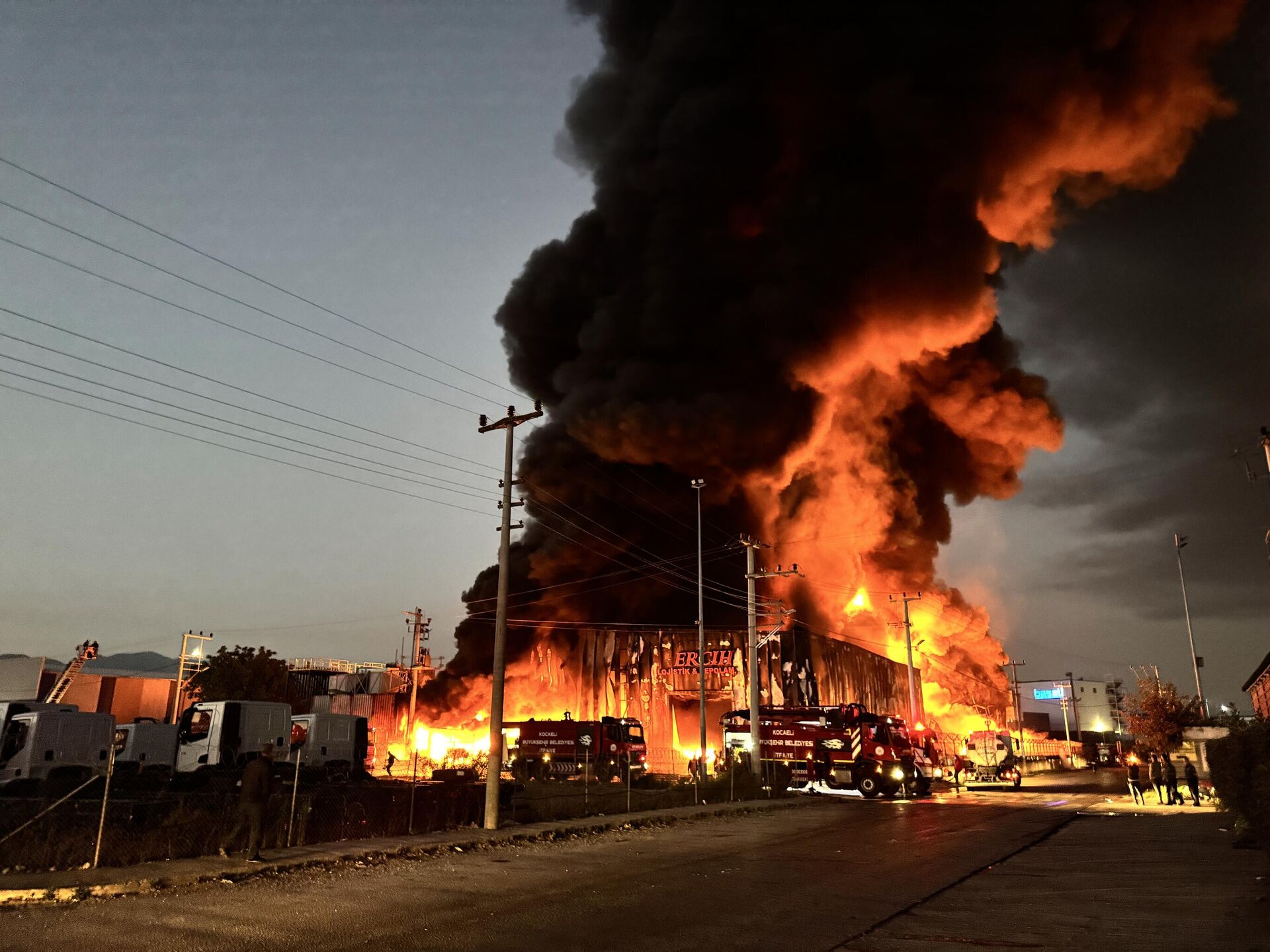 Kocaeli'de lojistik deposunda çıkan yangına müdahale ediliyor - Sputnik Türkiye, 1920, 12.09.2025