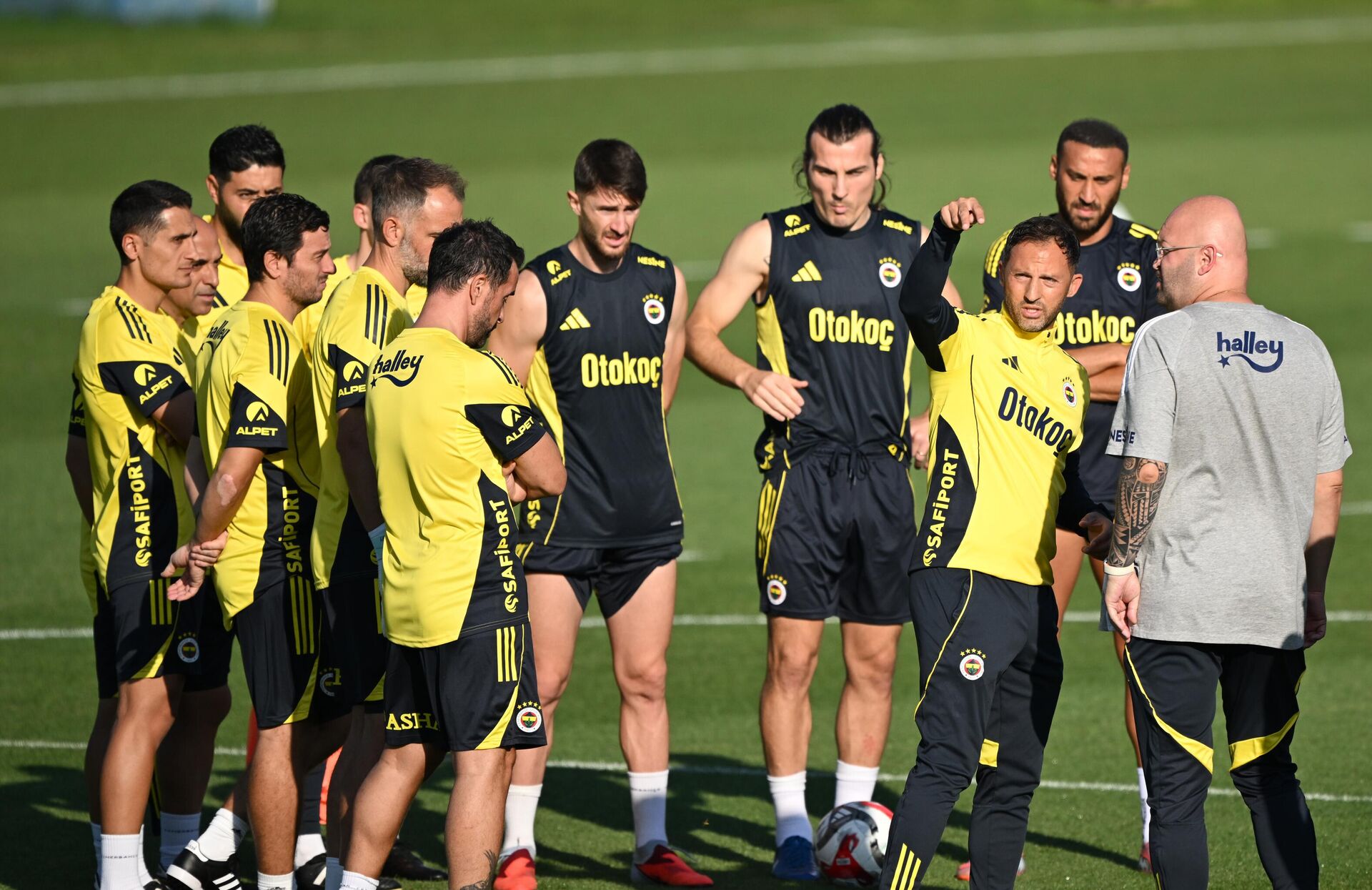 Fenerbahçe’den orta sahaya 3 aday - Sputnik Türkiye, 1920, 12.09.2025