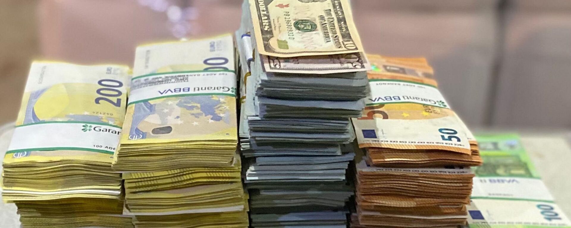 Manavgat Belediyesine yönelik operasyonda zirai depoya saklanmış altın ve döviz ele geçirildi - Sputnik Türkiye, 1920, 12.09.2025