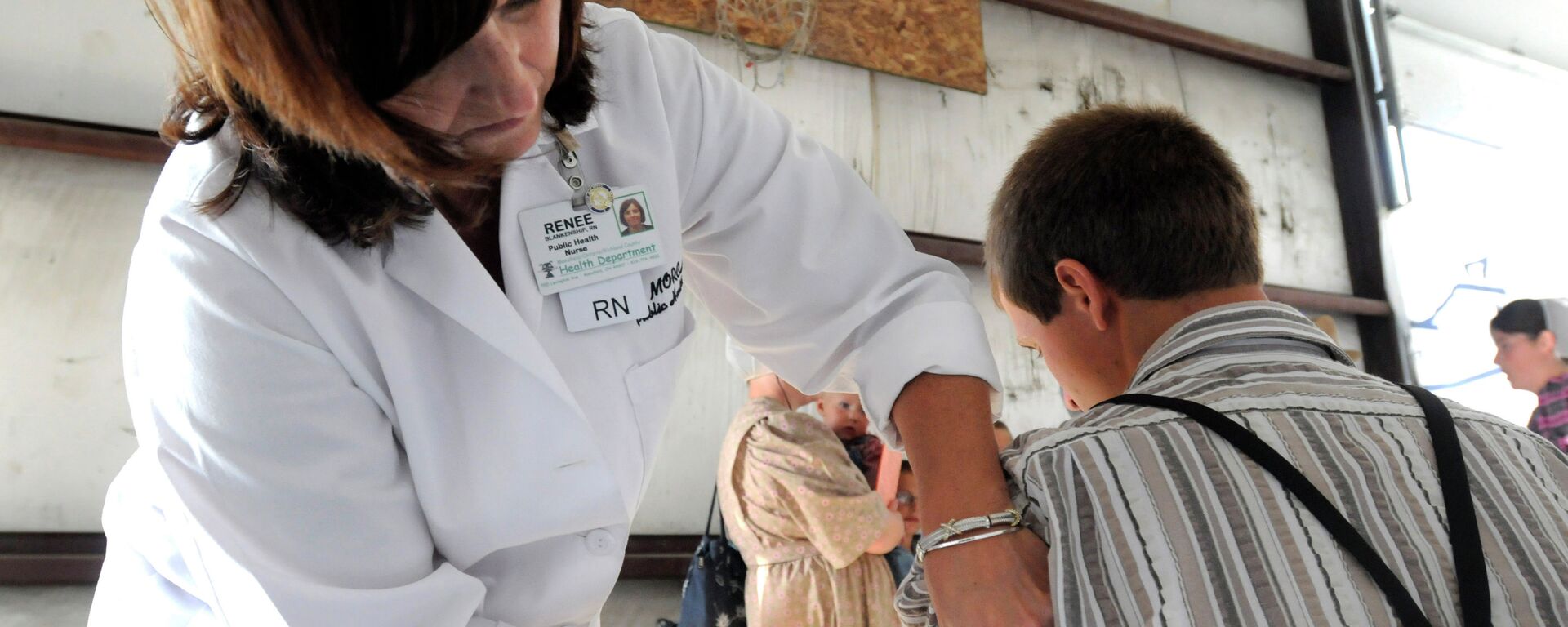 A health worker administers a measles vaccine in rural Ohio in 2014, where a measles outbreak of over 300 cases was the largest in the U.S. since 1994. - Sputnik Türkiye, 1920, 12.09.2025