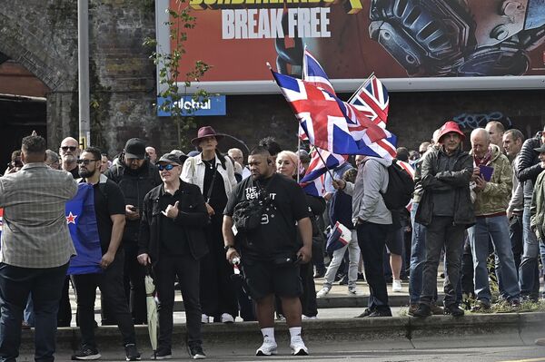 Londra&#x27;da göçmen karşıtı miting düzenlendi - Sputnik Türkiye
