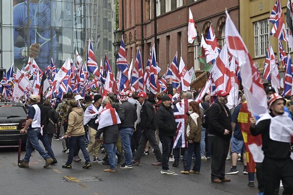 Londra&#x27;da göçmen karşıtı miting düzenlendi - Sputnik Türkiye