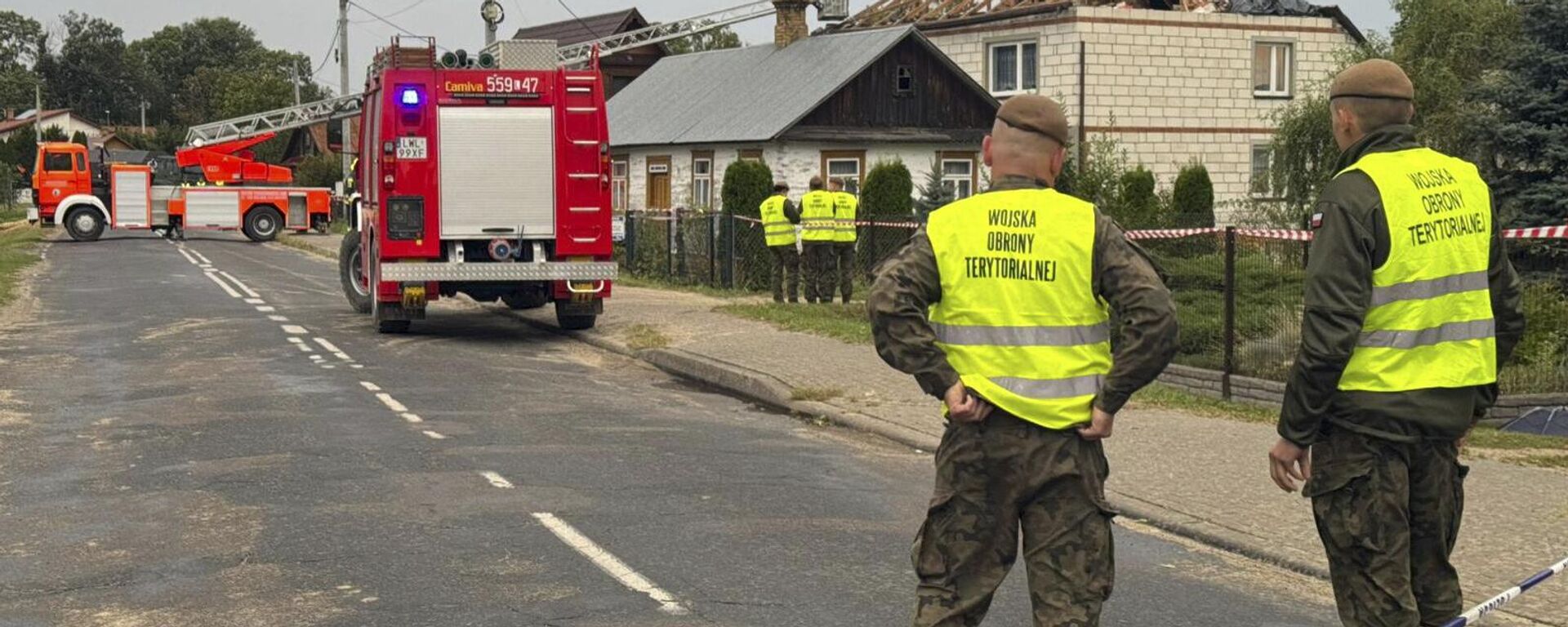 Firefighters and territorial defence officers stand close to the destroyed roof of a house after drones violated Polish airspace in Wyryki near Lublin, Poland, Thursday, Sept. 11, 2025.  - Sputnik Türkiye, 1920, 14.09.2025