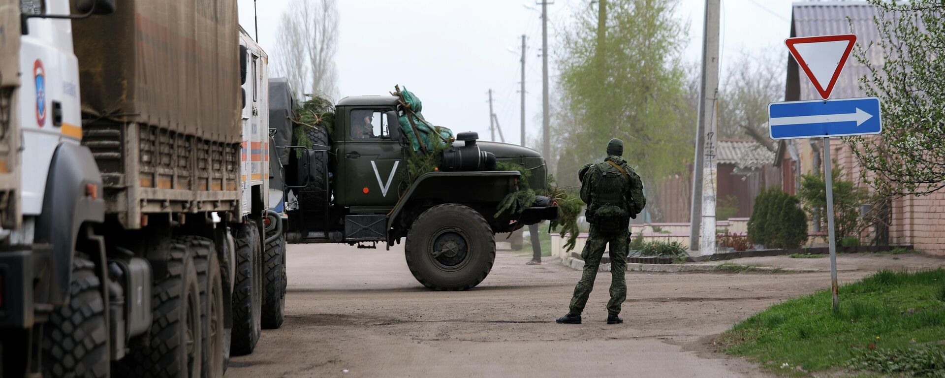 Российские военнослужащие у автомобилей службы МЧС РФ с гуманитарной помощью для населения в городе Купянск в Харьковской области - Sputnik Türkiye, 1920, 14.09.2025