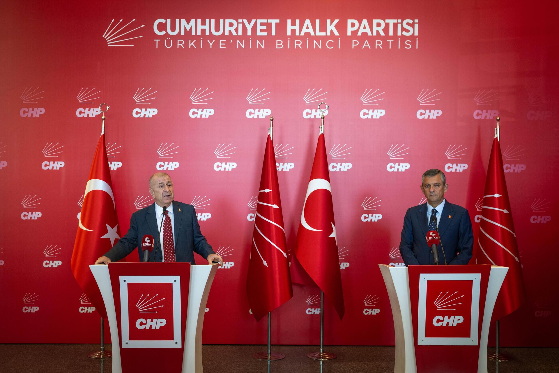 Ümit Özdağ: Hukukun ve demokrasinin yanında olmaya devam edeceğiz - Sputnik Türkiye, 1920, 14.09.2025