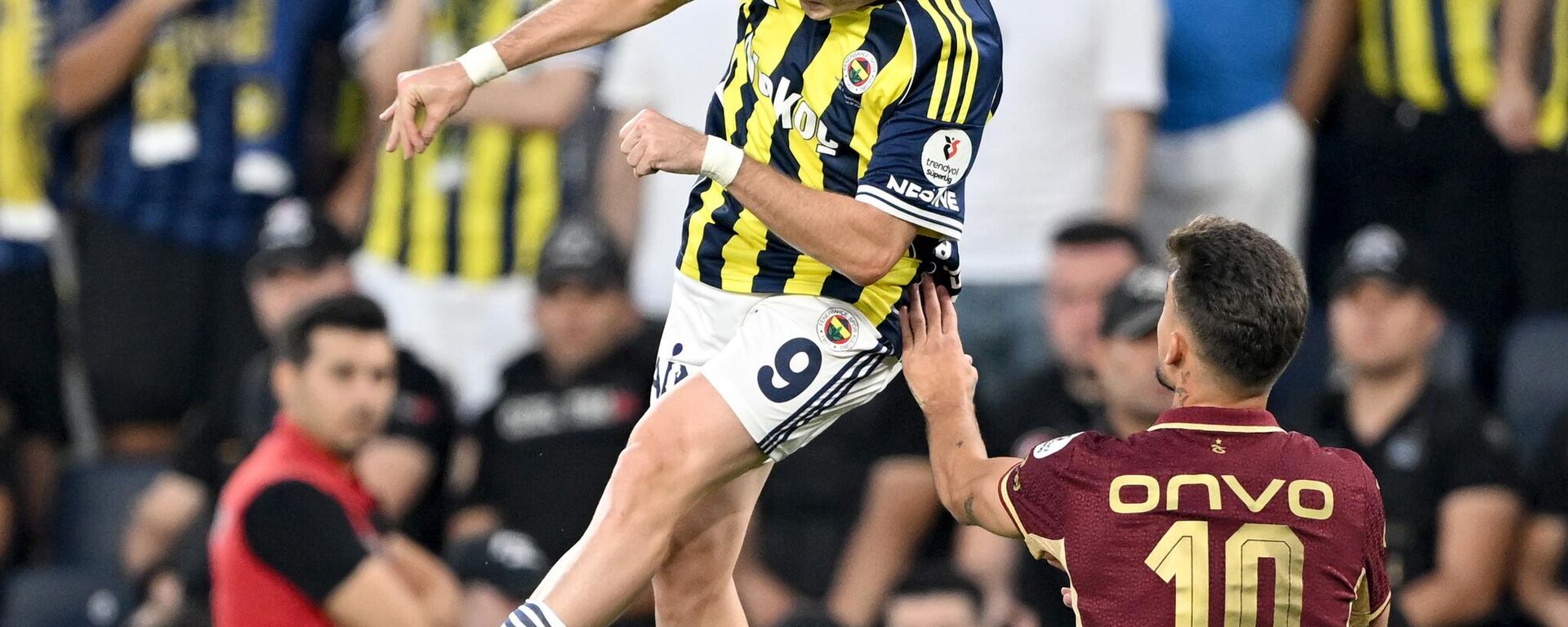 Trendyol Süper Lig'in 5. haftasında Fenerbahçe ile Trabzonspor takımları Chobani Stadı'nda karşılaştı - Sputnik Türkiye, 1920, 14.09.2025
