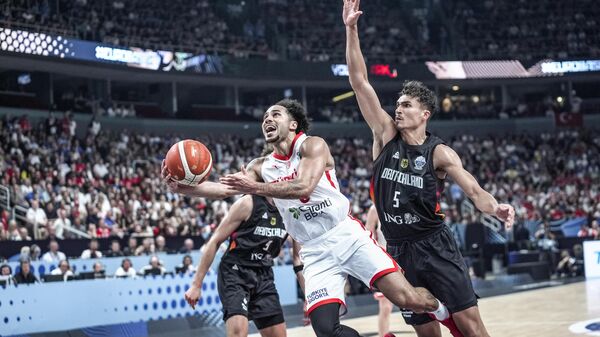 EuroBasket 2025 final maçında Türkiye oyuncusu Shane Larkin  ile Almanya oyuncusu Tristan Da Silva mücadele etti - Sputnik Türkiye