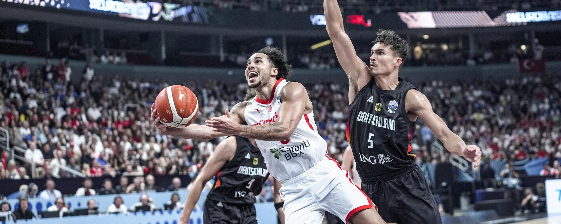 EuroBasket 2025 final maçında Türkiye oyuncusu Shane Larkin  ile Almanya oyuncusu Tristan Da Silva mücadele etti - Sputnik Türkiye, 1920, 16.09.2025