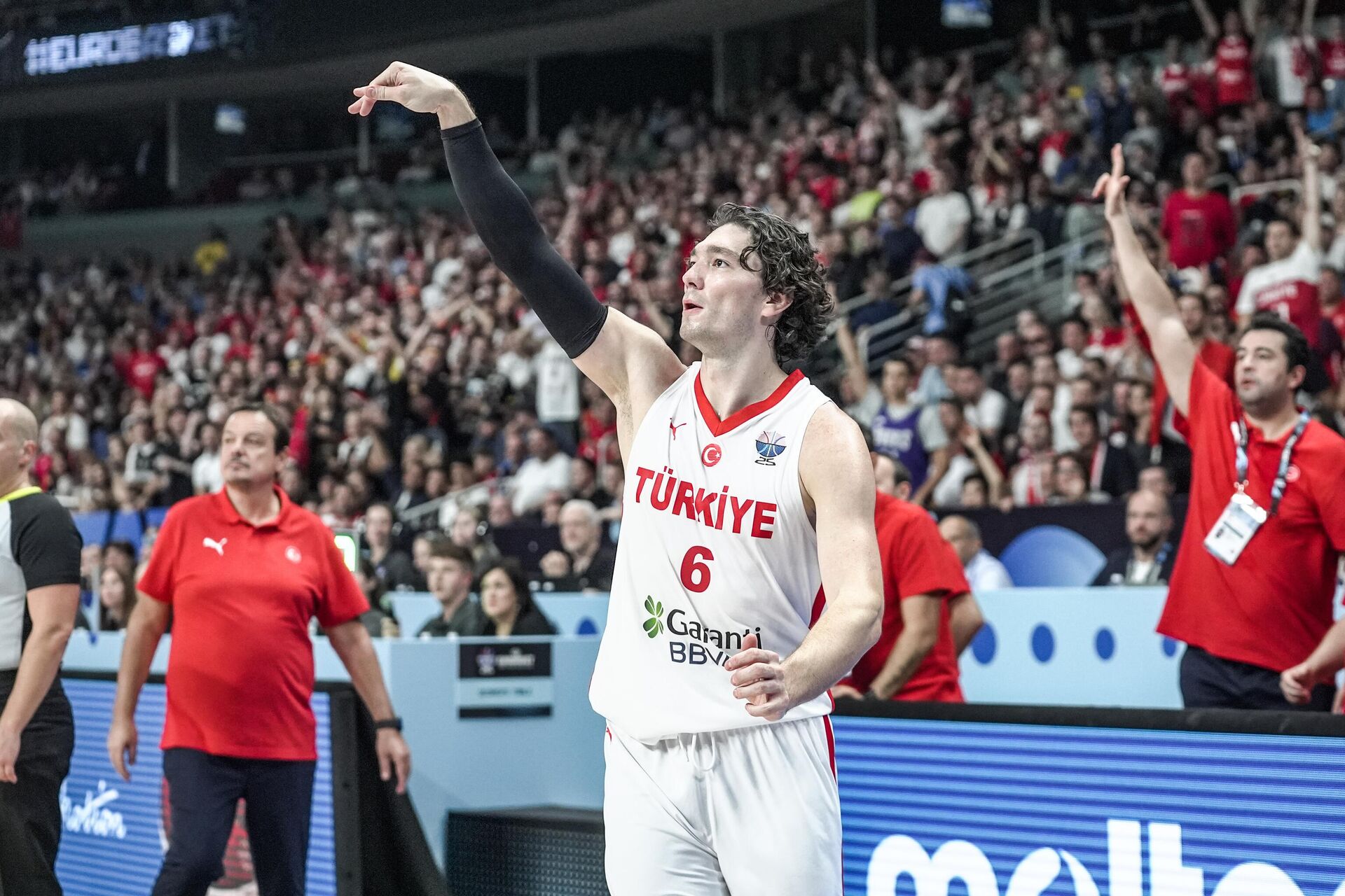 FIBA Erkekler Avrupa Şampiyonası (EuroBasket 2025) final maçında Cedi Osman  - Sputnik Türkiye, 1920, 15.09.2025