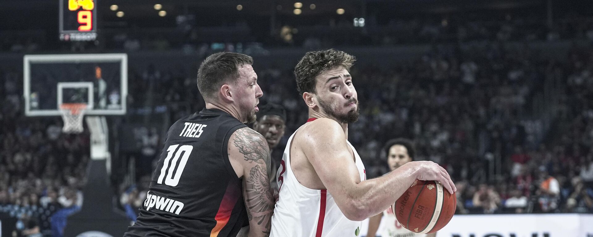 FIBA Erkekler Avrupa Şampiyonası (EuroBasket 2025) final maçında Türkiye oyuncusu Alperen Şengün ile Almanya oyuncusu Daniel Theis  - Sputnik Türkiye, 1920, 14.09.2025