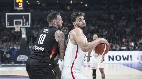 FIBA Erkekler Avrupa Şampiyonası (EuroBasket 2025) final maçında Türkiye oyuncusu Alperen Şengün ile Almanya oyuncusu Daniel Theis  - Sputnik Türkiye