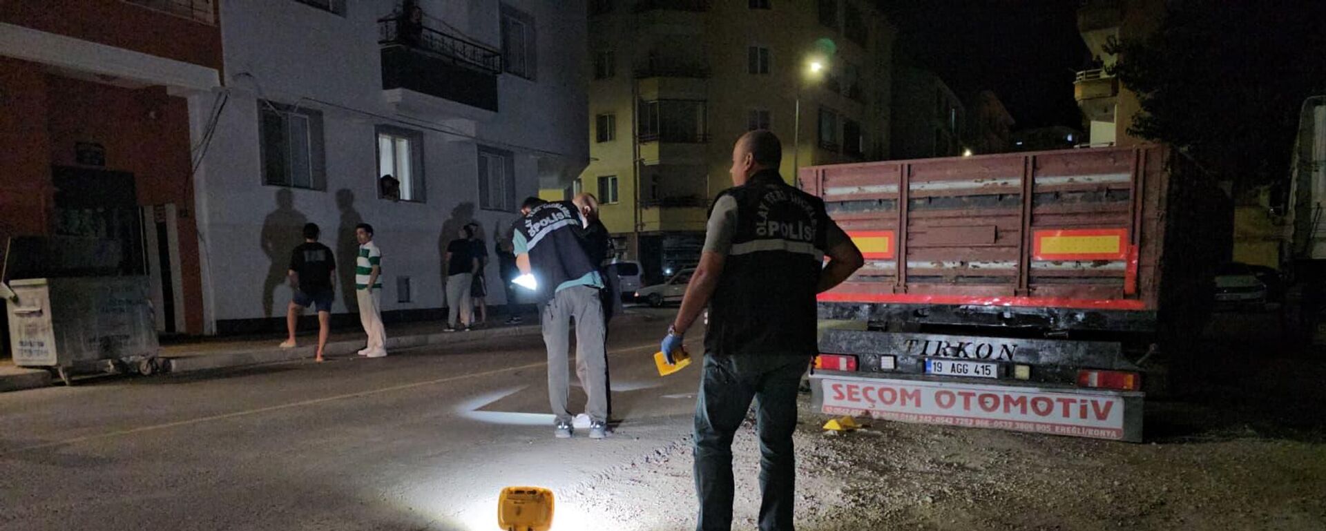  Çorum'da bir apartmana pompalı tüfekle ateş ettikten sonra kaçan iki kadının bulunması için çalışma başlatıldı - Sputnik Türkiye, 1920, 15.09.2025