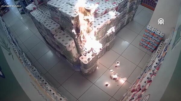 Bir çocuğun markette peçeteleri yakma anı güvenlik kameralarınca kaydedildi - Sputnik Türkiye