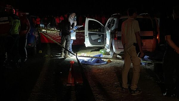 Batman'da bir araca düzenlenen silahlı saldırıda anne, baba ve 2 çocuk hayatını kaybetti - Sputnik Türkiye