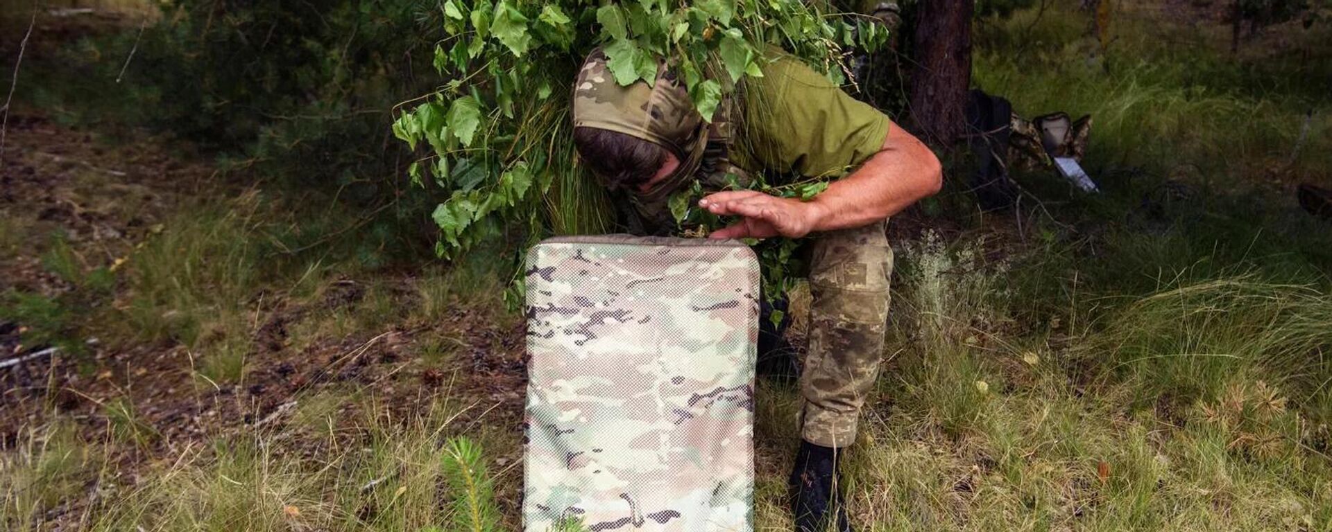 Ukraynalı asker Starlink terminalini kullanıyor - Sputnik Türkiye, 1920, 15.09.2025