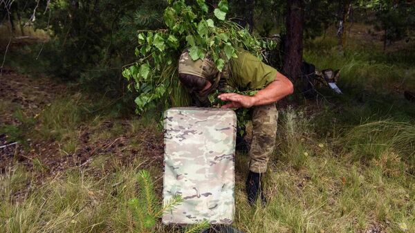 Ukraynalı asker Starlink terminalini kullanıyor - Sputnik Türkiye