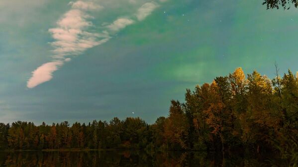 Norveç: Özellikle Tromsø, Alta ve Svalbard adalarından görülebiliyor. İsveç: Abisko Milli Parkı ve Kiruna kasabası popüler gözlem yerleri. Rusya: Kola Yarımadası ve Murmansk çevresi kuzey ışıkları için önemli noktalar. - Sputnik Türkiye
