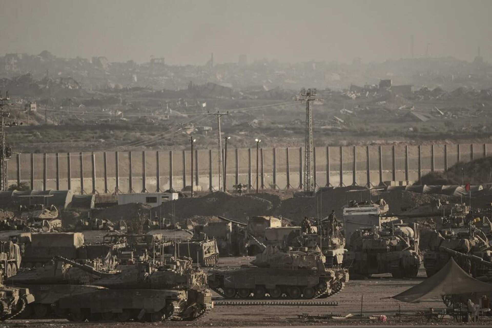 İsrail, Gazze'ye kara harekatı başlattı: Tankların kente girdiği açıklandı - Sputnik Türkiye, 1920, 16.09.2025