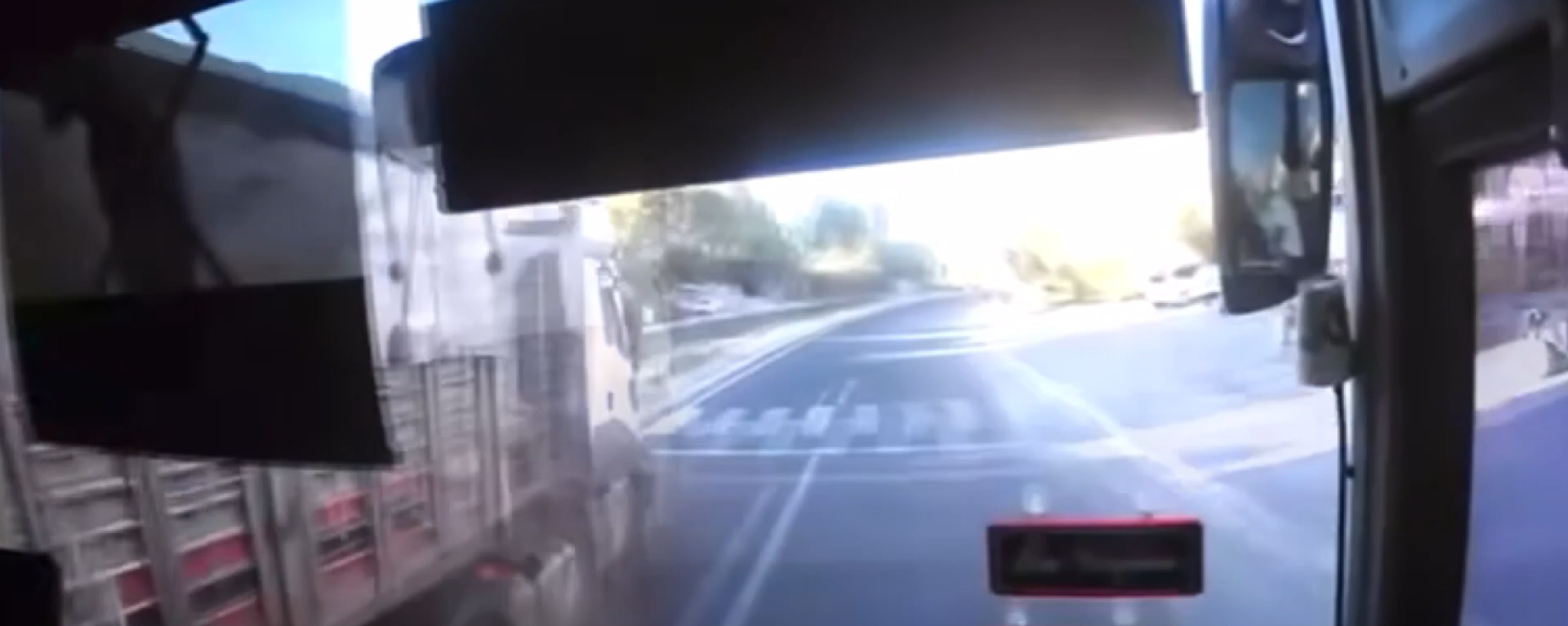 Otobüs şoförü 'sıkı tutunun geliyor' diye bağırdı: Saniyeler içinde aracın camlarını kıran tırın görüntüsü ortaya çıktı - Sputnik Türkiye, 1920, 16.09.2025