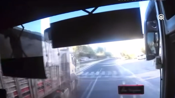 Otobüs şoförü 'sıkı tutunun geliyor' diye bağırdı: Saniyeler içinde aracın camlarını kıran tırın görüntüsü ortaya çıktı - Sputnik Türkiye