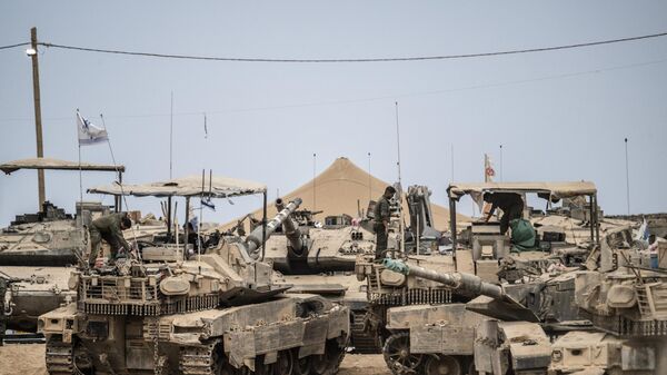 Gazze sınırında konuşlanmış İsrail ordusuna ait tank ve zırhlı araçlar - Sputnik Türkiye