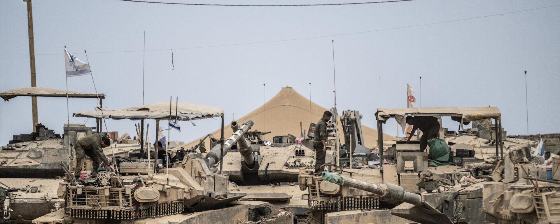 Gazze sınırında konuşlanmış İsrail ordusuna ait tank ve zırhlı araçlar - Sputnik Türkiye, 1920, 16.09.2025