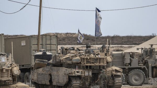 Gazze sınırında konuşlanmış İsrail ordusuna ait tank ve zırhlı araçlar Gazze sınırında konuşlanmış İsrail ordusuna ait tank ve zırhlı araçlar - Sputnik Türkiye