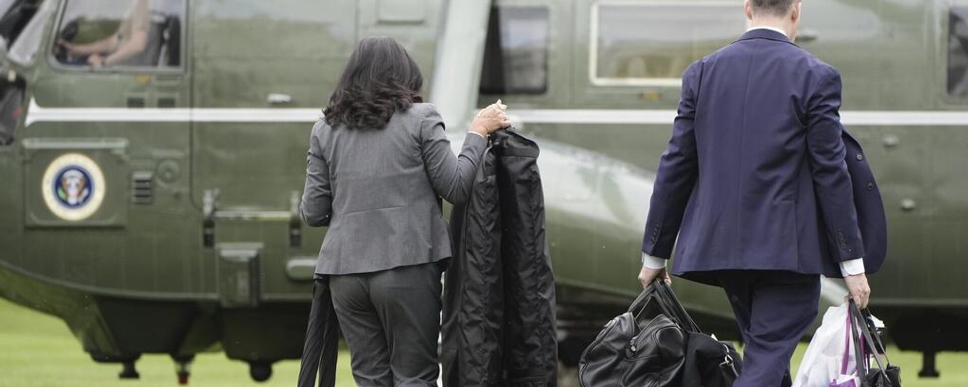 Trump'ın ekibi İngiltere ziyareti için ABD başkanı ve first lady'nin kişisel eşyalarını Marine One'a taşıyor - Sputnik Türkiye, 1920, 16.09.2025