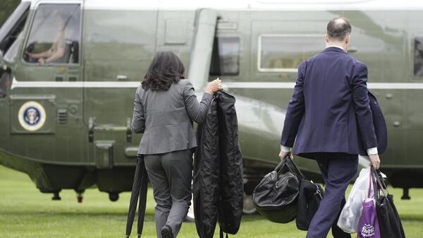 Trump'ın ekibi İngiltere ziyareti için ABD başkanı ve first lady'nin kişisel eşyalarını Marine One'a taşıyor - Sputnik Türkiye