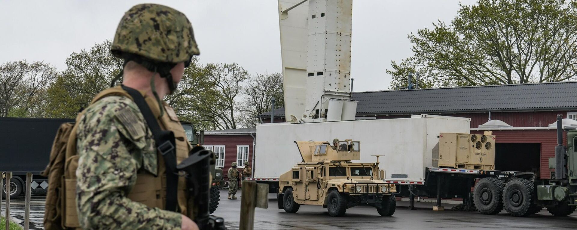 BORNHOLM, Denmark (May 6, 2024) - U.S. Navy Equipment Operator Constructionman Grant Sanford, assigned to Naval Mobile Construction Battalion (NMCB) 11, stands guard over a containerized missile launcher during a rehearsal in Bornholm, Denmark, May 6, 2024. - Sputnik Türkiye, 1920, 16.09.2025