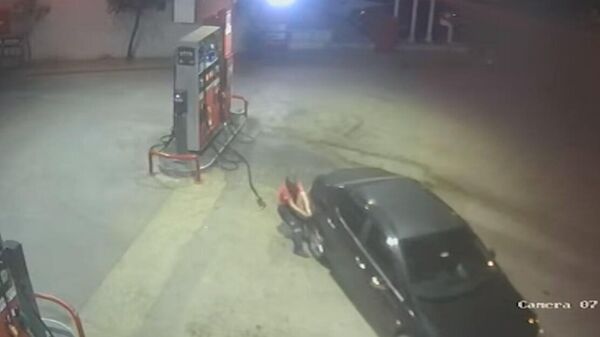 Kendi kendine hareket etmeye başlayan aracı durdurmaya çalışan görevli - Sputnik Türkiye