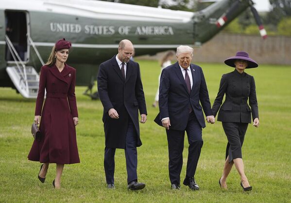 İngiltere Prensi William ve Galler Prensesi Kate (solda), ABD Başkanı Donald Trump ve First Lady Melania Trump’ı Windsor Kalesi’nin doğu bahçesinde ABD resmi başkanlık helikopteri Marine One&#x27;dan indikten sonra karşıladı.  - Sputnik Türkiye