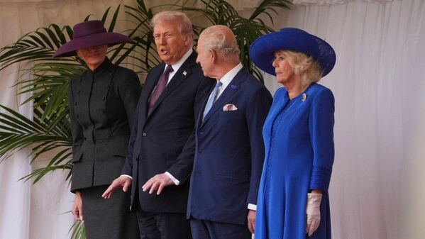 ABD Başkanı Donald Trump ve İngiltere Kralı III. Charles, arkalarından First Lady Melania Trump ve Kraliçe Camilla ile birlikte Windsor Kalesi’nde düzenlenen resmi karşılama törenine katıldı.  Trump ve eşi Kraliçe 2. Elizabeth’in mezarına çelenk bırakmak için Aziz George Şapeli’ni ziyaret edecek. - Sputnik Türkiye