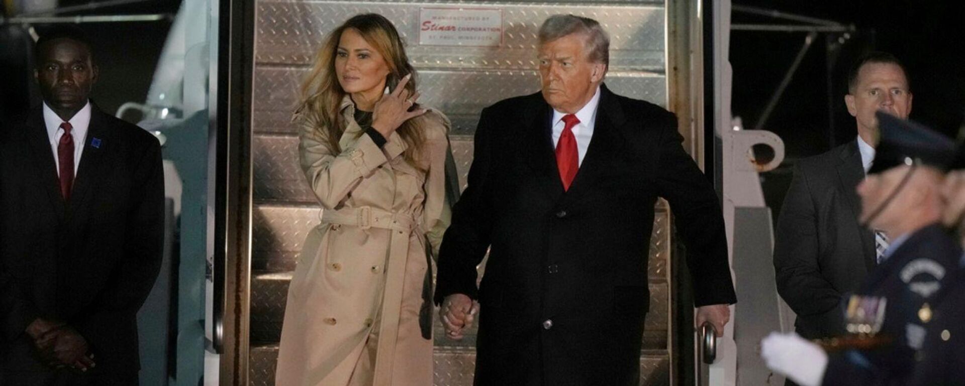 Melania Trump ve Donald Trump Air Force One'dan inerken - Sputnik Türkiye, 1920, 17.09.2025
