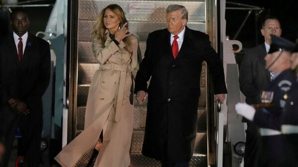 Melania Trump ve Donald Trump Air Force One'dan inerken - Sputnik Türkiye