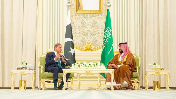 Suudi Arabistan Veliaht Prensi Muhammed bin Selman ile Pakistan Başbakanı Şahbaz Şerif başkent Riyad'da bir araya geldi. - Sputnik Türkiye
