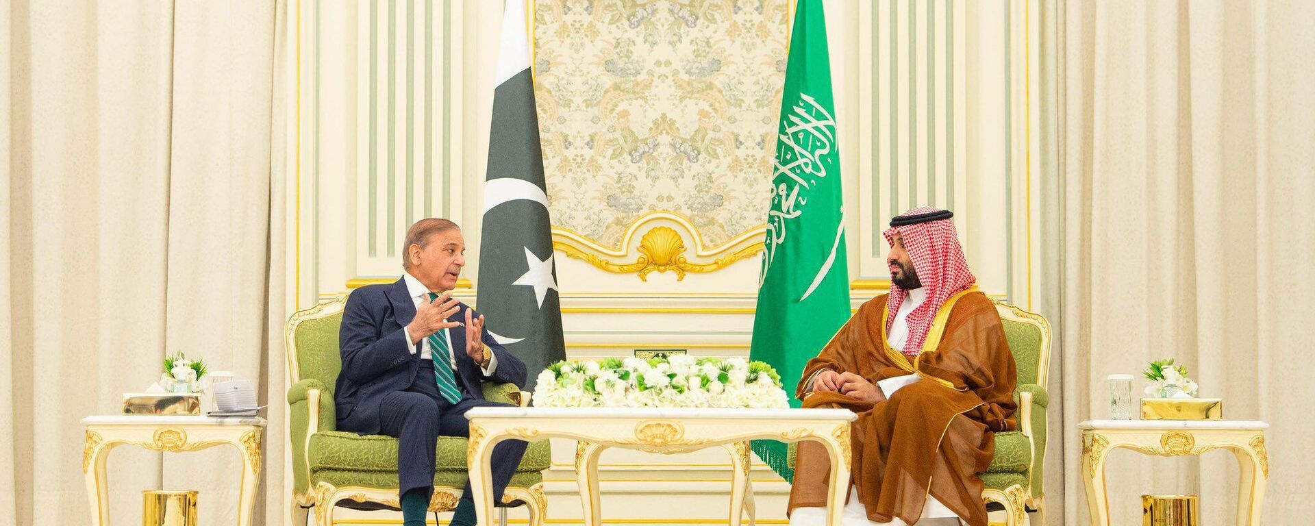 Suudi Arabistan Veliaht Prensi Muhammed bin Selman ile Pakistan Başbakanı Şahbaz Şerif başkent Riyad'da bir araya geldi. - Sputnik Türkiye, 1920, 17.09.2025