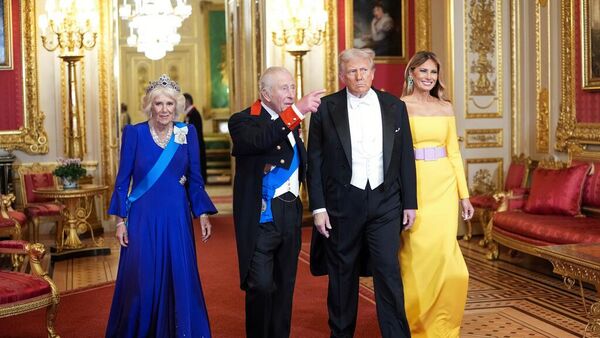 U.S. President Donald Trump and First Lady Melania Trump, right, arrive with Britain's King Charles and Britain's Queen Camilla, for the official state banquet at the Windsor Castle, in Windsor, England, Wednesday, Sept. 17, 2025. - Sputnik Türkiye