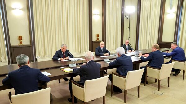 عقد الرئيس فلاديمير بوتين خلال اجتماع مع قادة الكتل الحزبية في مجلس الدوما - Sputnik Türkiye