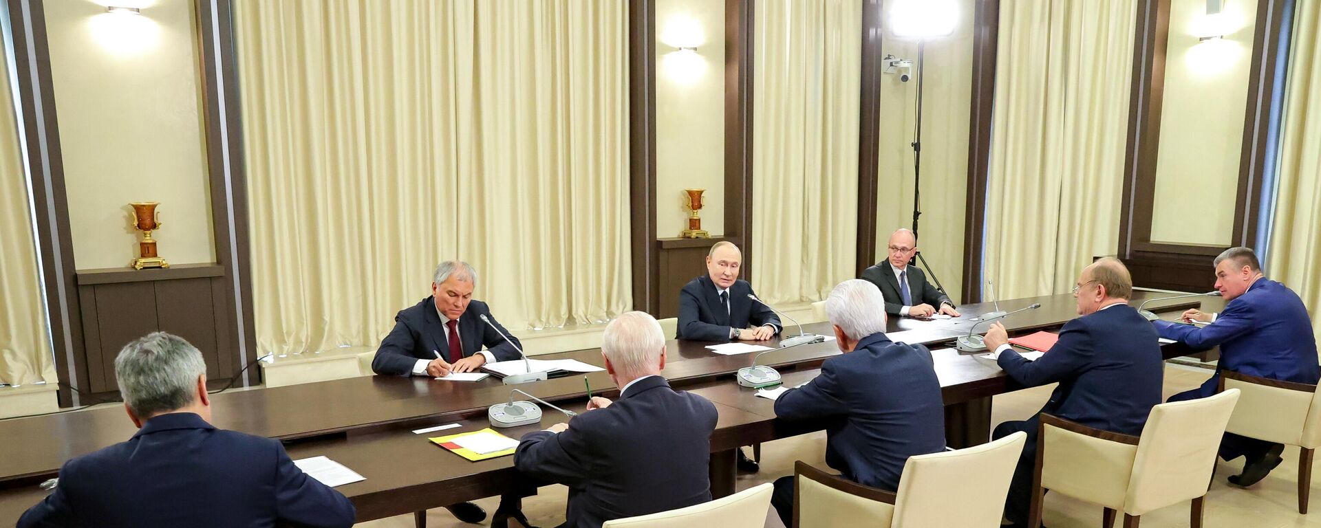 عقد الرئيس فلاديمير بوتين خلال اجتماع مع قادة الكتل الحزبية في مجلس الدوما - Sputnik Türkiye, 1920, 18.09.2025