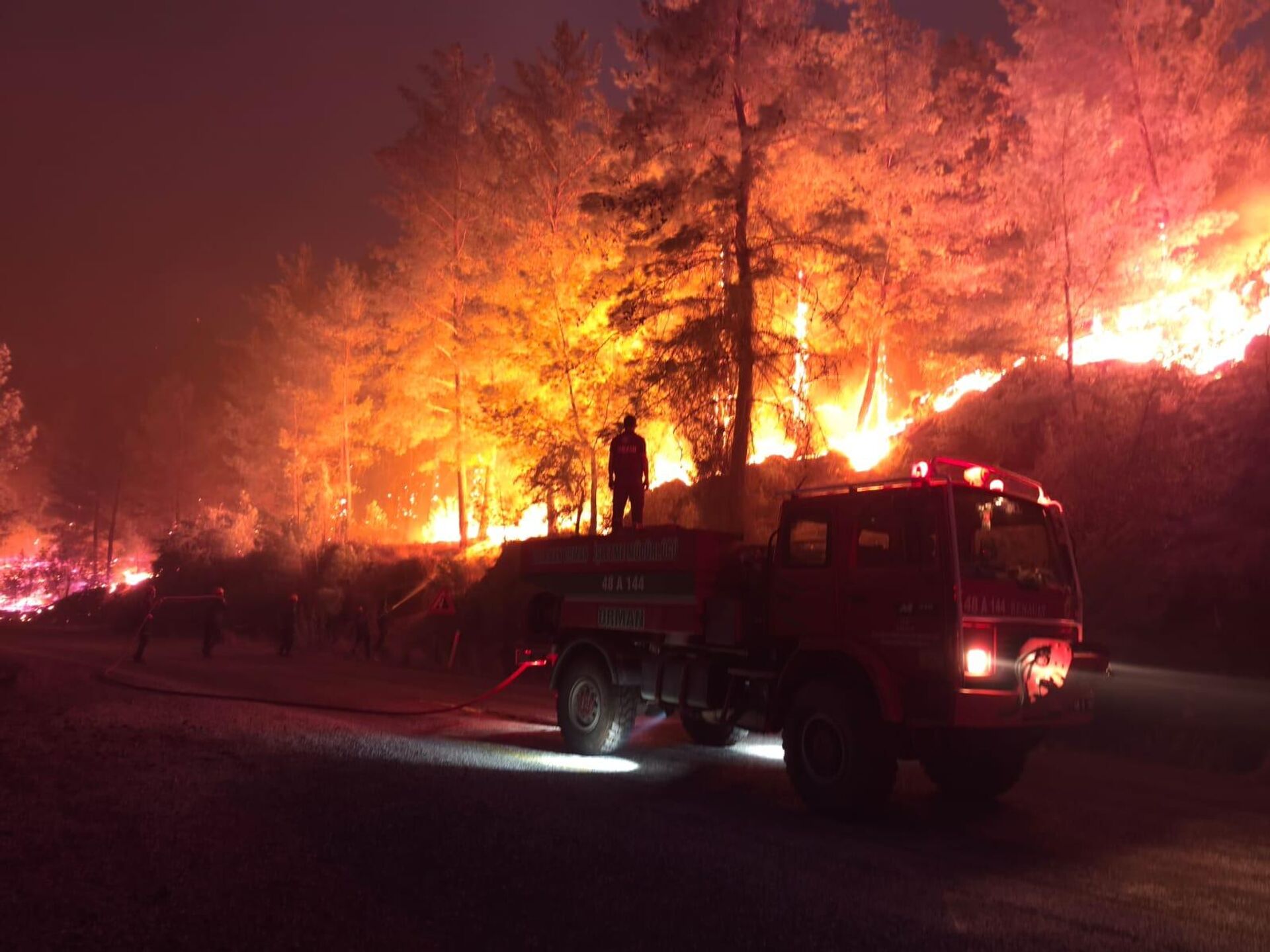 Muğla'nın Köyceğiz ilçesinde çıkan orman yangınına müdahale ediliyor - Sputnik Türkiye, 1920, 19.09.2025