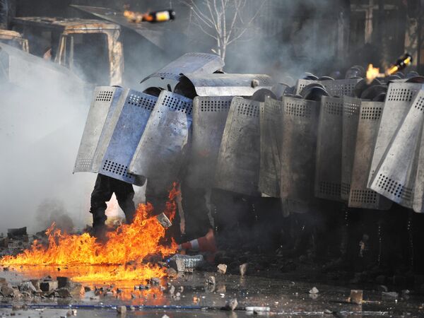 Kiev merkezinde muhalefetle yaşanan çatışmalar sırasında polisler. - Sputnik Türkiye