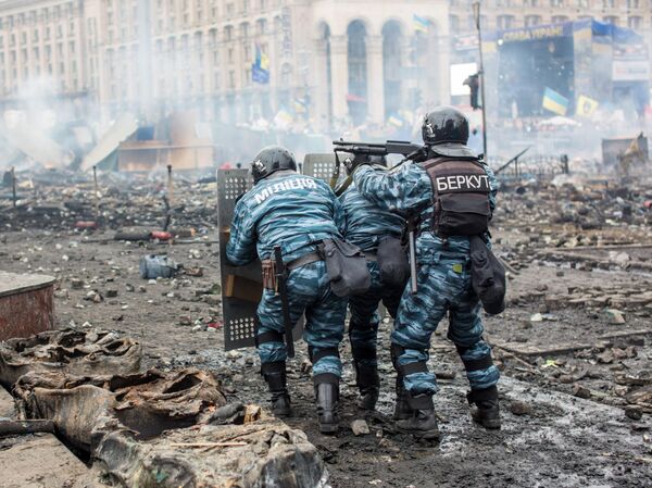 Göstericilerle polis arasında çatışmaların yaşandığı Kiev&#x27;deki Bağımsızlık Meydanı&#x27;nda kolluk kuvvetleri. - Sputnik Türkiye