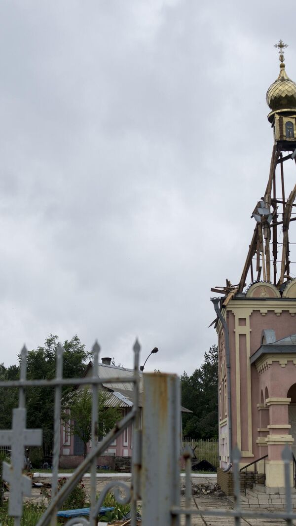 Krasnodon kentinde hava saldırısı sonucu yıkılan bir kilise. - Sputnik Türkiye