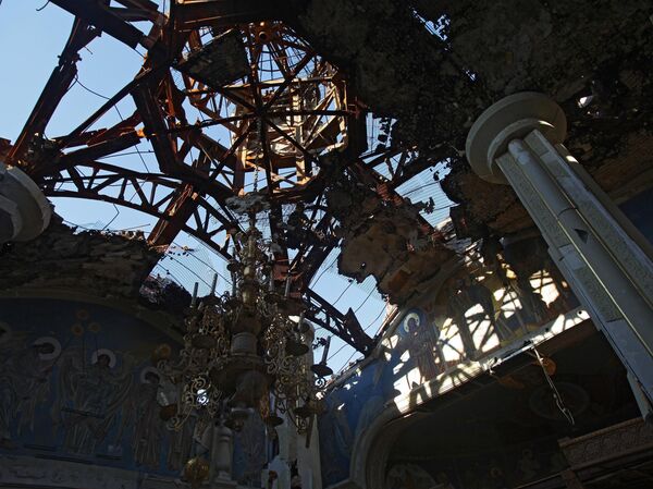 Donetsk havaalanının yakınında bulunan ve Ukrayna&#x27;nın güneydoğusundaki çatışmalar sırasında yıkılan Donetsk İveron Kadın Manastırı&#x27;nın Tanrı Anne İkon Kilisesi&#x27;nin yıkılmış kubbesi ve çatısı. - Sputnik Türkiye